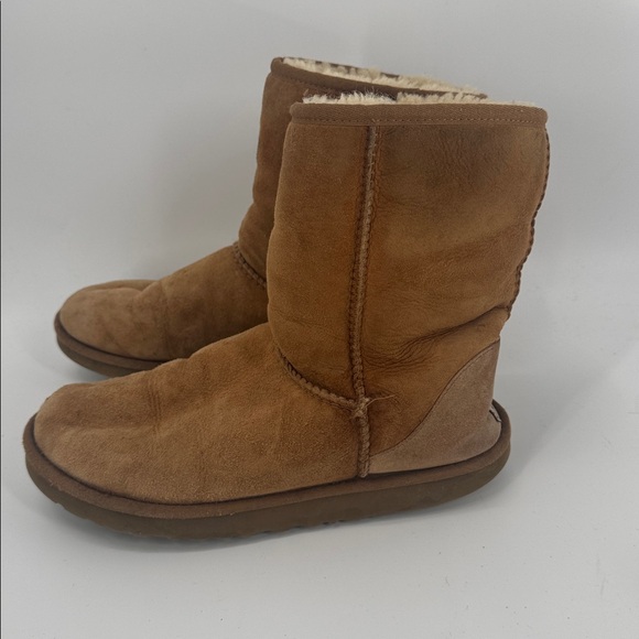 UGG Classic Short Shearling Boots Women’s 8 Chestnut Tan Suede Sheepskin Flaw‎ - Picture 4 of 10